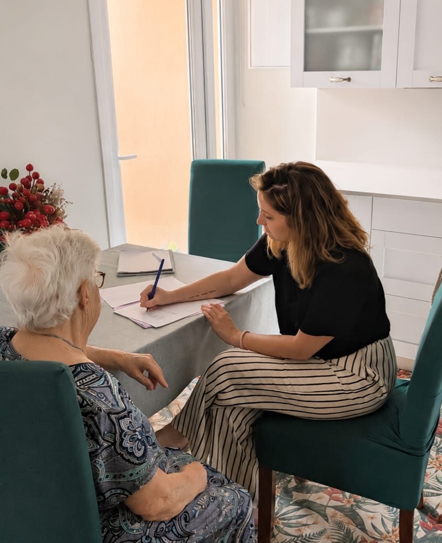 Profesional de Altea realizando una valoración a domicilio con una persona mayor en Pamplona